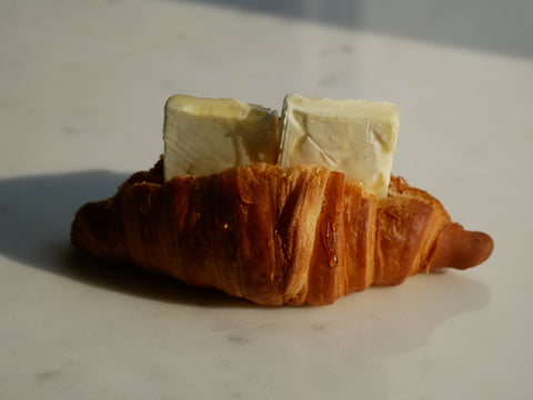 كرواسون مع جبنة كيري والعسل