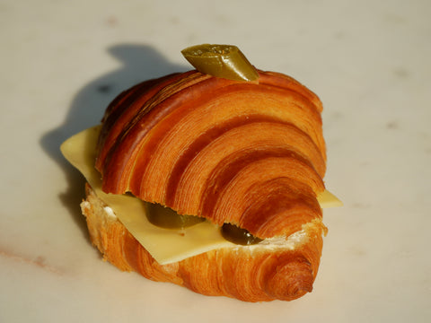 كرواسون مع هالبينو وجبن