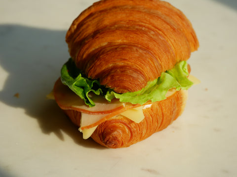 كرواسون بالجبن واللحم الخنزيري