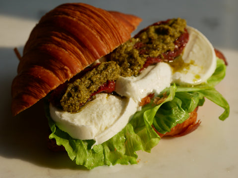 كرواسون مع جبنة البراتا والطماطم المجففة